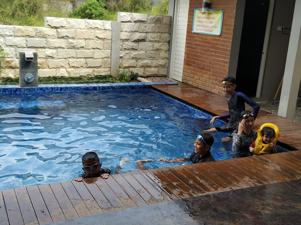 fasilitas kolam renang villa