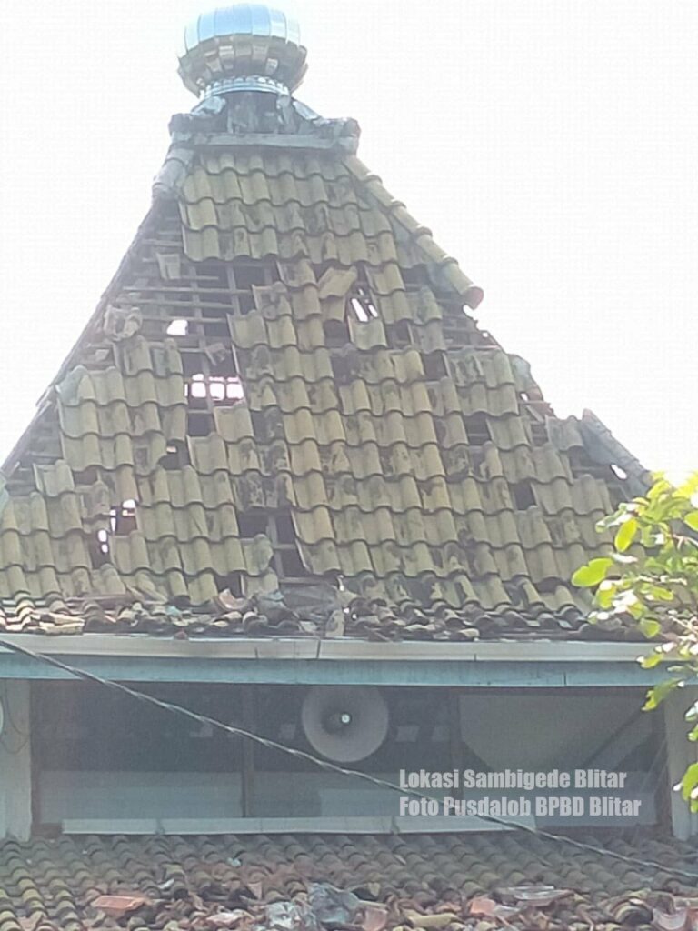 Atap Mushola Sambigede Blitar Rusak Akibat Gempa di Malang (Sumber:BPBD Blitar)