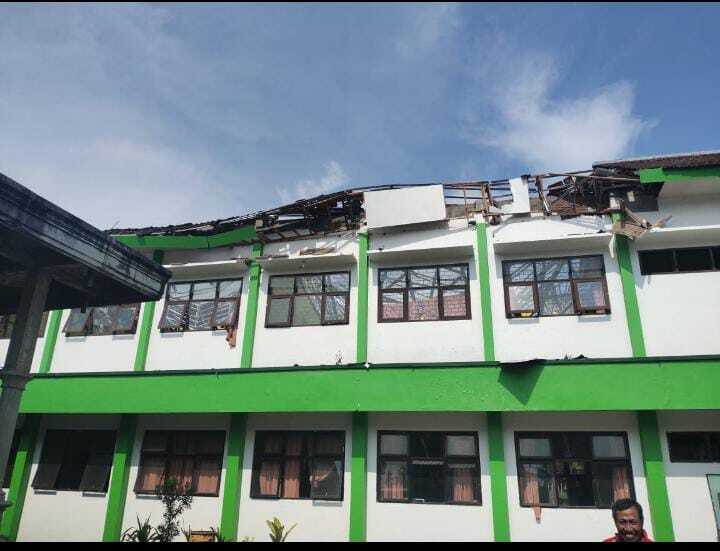 Atap sekolah MTSN Turen ambruk akibat gempa Malang