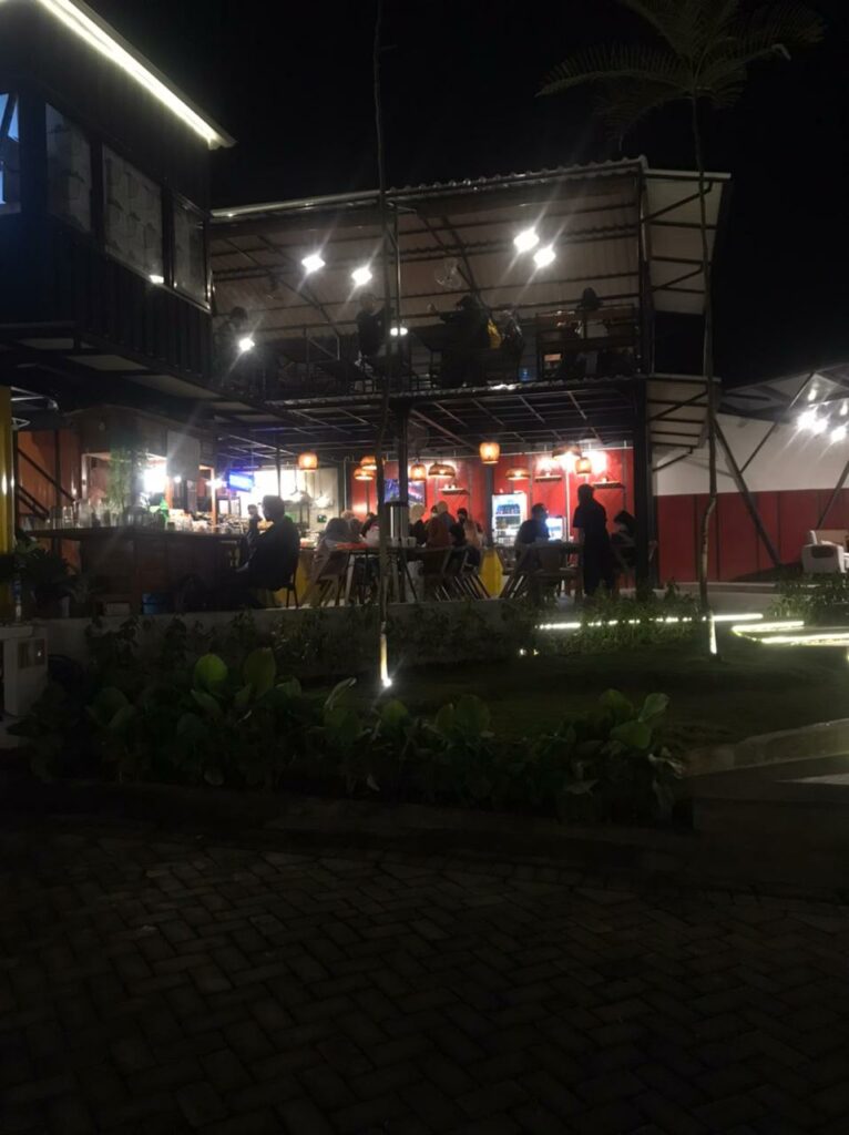 Suasana cafe angkringan DGunung BTU Malang