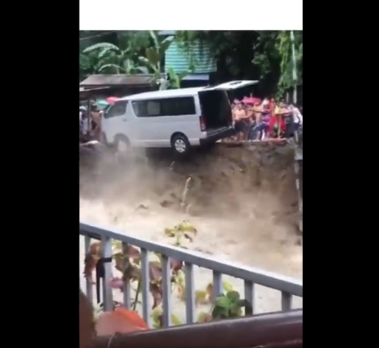 Video Viral: Aksi Warga Gotong Royong Selamatkan Mobil Yang Hampir Tercebur Sungai