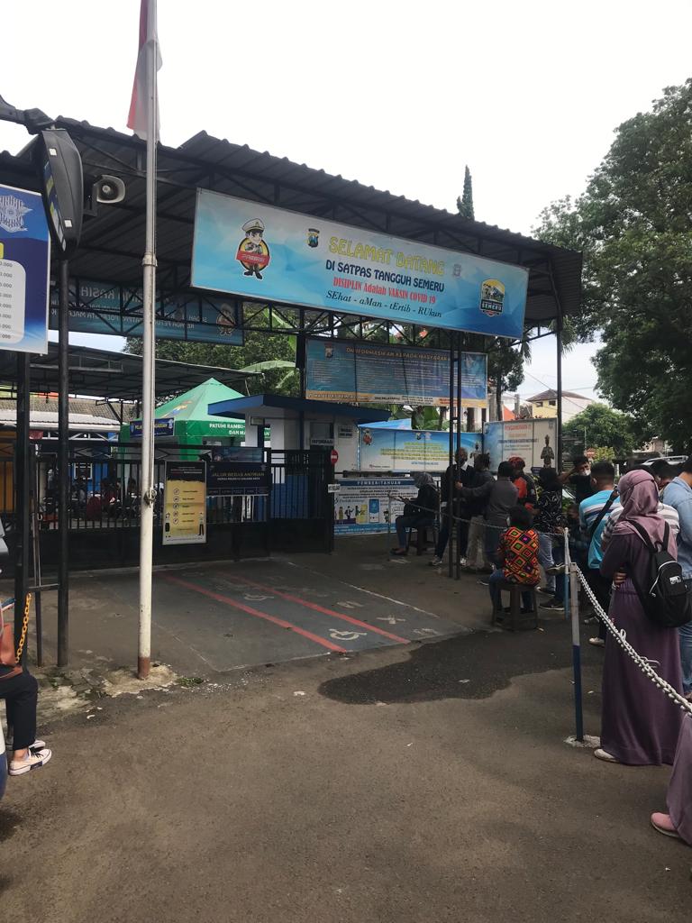Antrian Pengambilan Formulir-di-Kantor-Pelayanan SIM Kota Malang