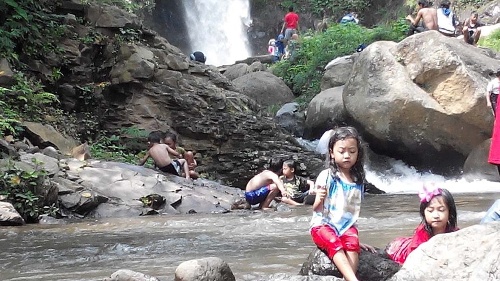 Wisata Malang - Menikmati Segarnya Aliran Sungai Air Terjun Coban Jahe Tumpang