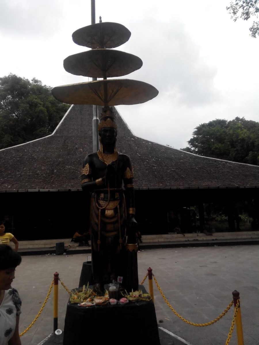 Patung Raden Wijaya di Pendapa Agung Trowulan