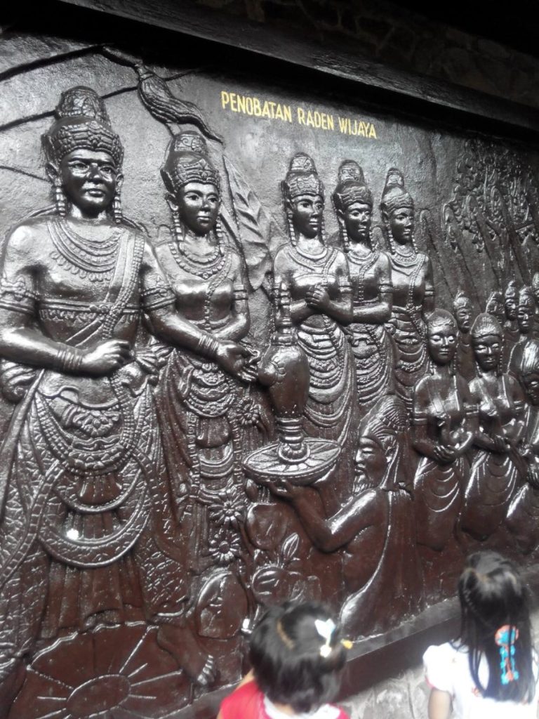 Relief penobatan raden Wijaya sebagai Raja Majapahit Pertama di Pendopo Agung Trowulan