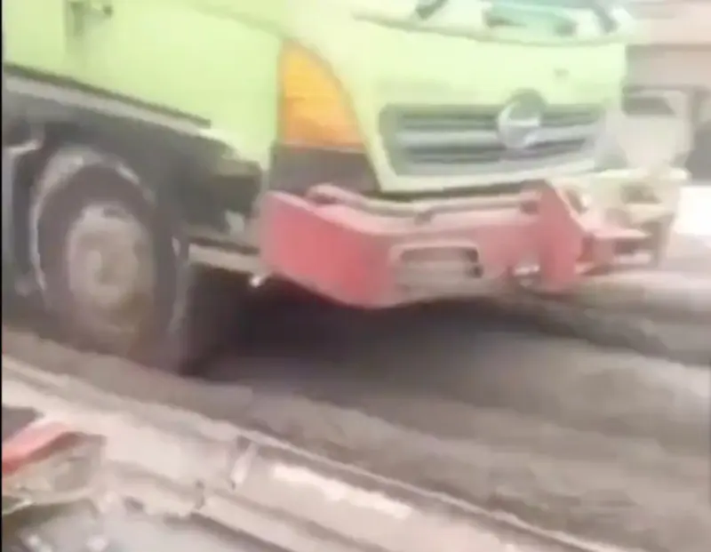 Viral: Baru 2 Jam Diperbaiki, Jalan Raya Di Jombang Hancur Total